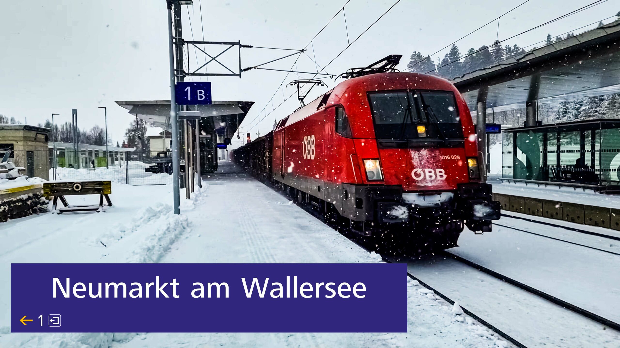 Zugverkehr im winterlichen Neumarkt am Wallersee